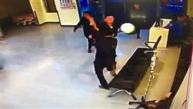 黃男找來2名友人走進急診室大廳，發現許男身影隨即持安全帽痛毆。（圖／翻攝畫面）