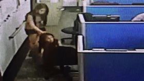 郭母(跪地者)與小女兒(站立者)在警所製作筆錄，她當場急得下跪拜託警員幫忙。翻攝畫面