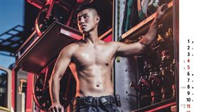 2018年8月份消防月曆主角賴元德。（圖／翻攝畫面）