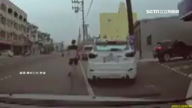 三寶倒車自撞柱　怪後車「不退一點」