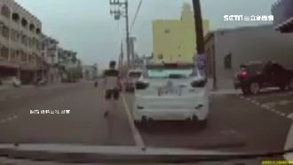 三寶倒車自撞柱　怪後車「不退一點」