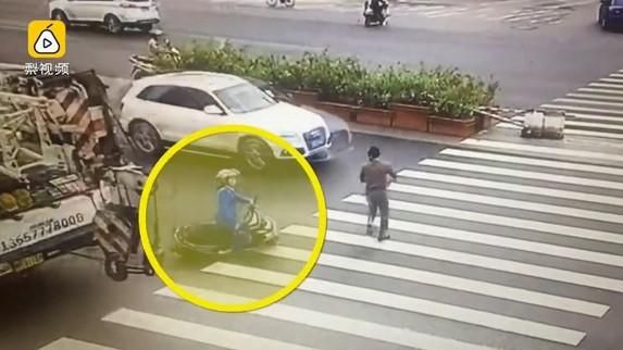 女為閃行人遭輾斃　男目睹竟見死不救