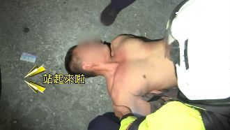 聽到這兩字　男秒變浩克搶警棍打爆警