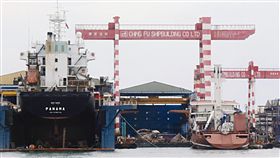 慶富公司涉及不實詐貸（1）行政院調查慶富獵雷艦聯貸案發現，慶富公司聯貸金額中，有新台幣49.33億元流向海外5家可疑供應商，當中又有13億元匯回慶富集團相關企業帳戶，涉及不實詐貸，交由檢調調查。圖為位於高雄旗津的慶富造船廠碼頭。中央社記者董俊志攝　106年11月2日