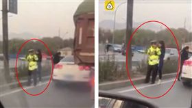 大陸甘肅蘭州有一名員警在執勤時，攔查一名未繫帶安全帶的駕駛要開單，這時車內一名楊姓婦女突然下車，並從後方緊緊「熊抱」員警，讓駕駛趁機逃走，最後該名駕駛和楊姓婦女，分別被處行政拘留10天、5天。（圖／翻攝自梨視頻）