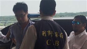 印尼千禧吸金案台嫌押解回台涉嫌在台違法吸金新台幣52億元的印尼商千禧集團台灣執行長陳宣銘，21日由印尼警方會同刑事局人員押解回台。中央社記者周永捷雅加達攝　106年11月21日