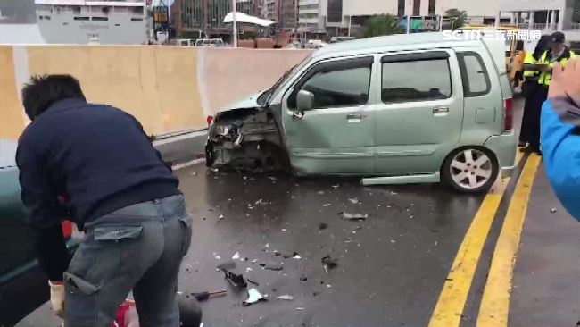 轎車失控跨越雙黃線　直撞對向轎車