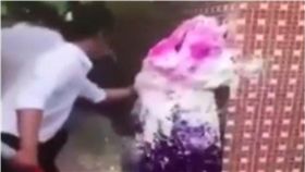 婚鬧,結婚,滅火器,彩帶,伴娘,伴郎,大陸,中國,廣東,開平　圖／翻攝自微博