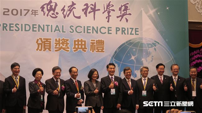 蔡英文親頒科學獎　副總統胞弟也獲獎