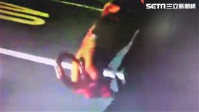 陳男駕車載林姓友人回家行經市民大道時，林男大口抽著K菸，遭警員攔下盤查，陳男護友心切，竟對警員怒罵五字經，警方將2人帶回派出所偵辦，訊後依毒品及妨害公務罪送辦（翻攝畫面）