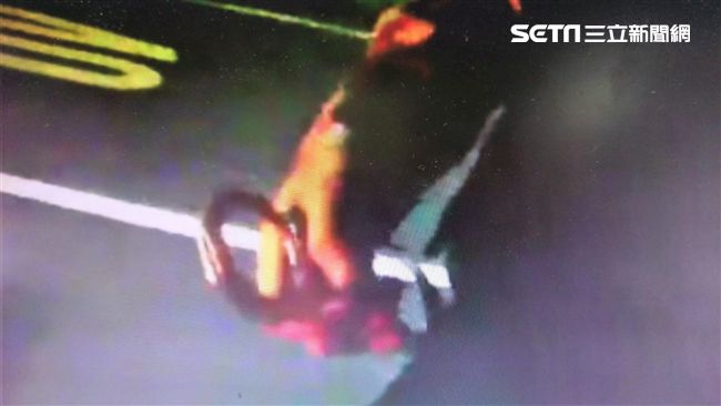 友吸毒遭逮他辱警　兩人手牽手進牢房
