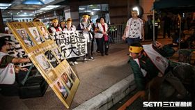 大觀自救會21日晚間前往民進黨中央黨部夜宿，抗議總統蔡英文強拆。 圖／記者林敬旻攝