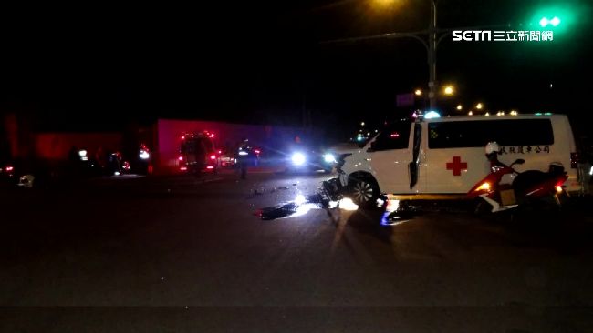 救護車載病患轉院　遭轎車高速撞擊
