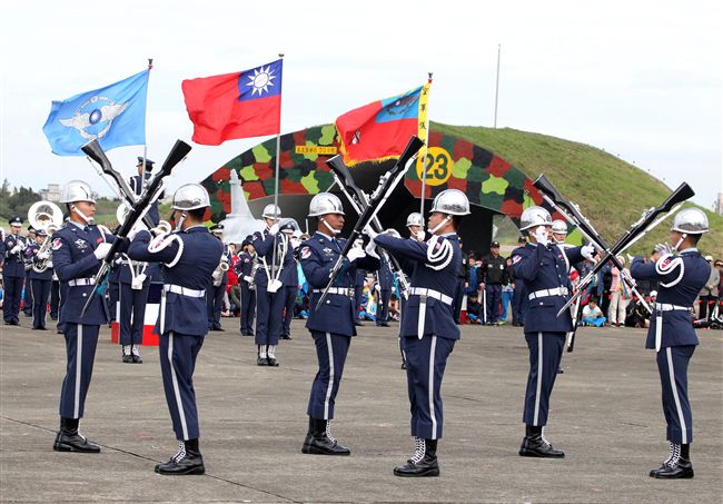 空軍新竹基地25日國防知性之旅營區開放，（21）舉行預校有雷虎小組特技操演、IDF經國號戰機、幻象2000戰機單機特技操演等等精彩內容。（記者邱榮吉/攝影）