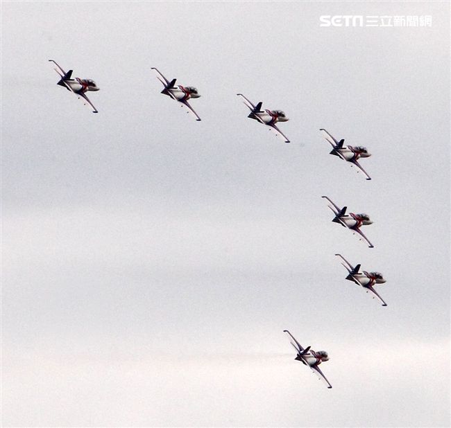 空軍新竹基地25日國防知性之旅營區開放，（21）舉行預校有雷虎小組特技操演、IDF經國號戰機、幻象2000戰機單機特技操演等等精彩內容。（記者邱榮吉/攝影）