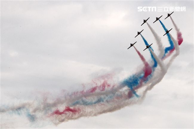 空軍新竹基地25日國防知性之旅營區開放，（21）舉行預校有雷虎小組特技操演、IDF經國號戰機、幻象2000戰機單機特技操演等等精彩內容。（記者邱榮吉/攝影）