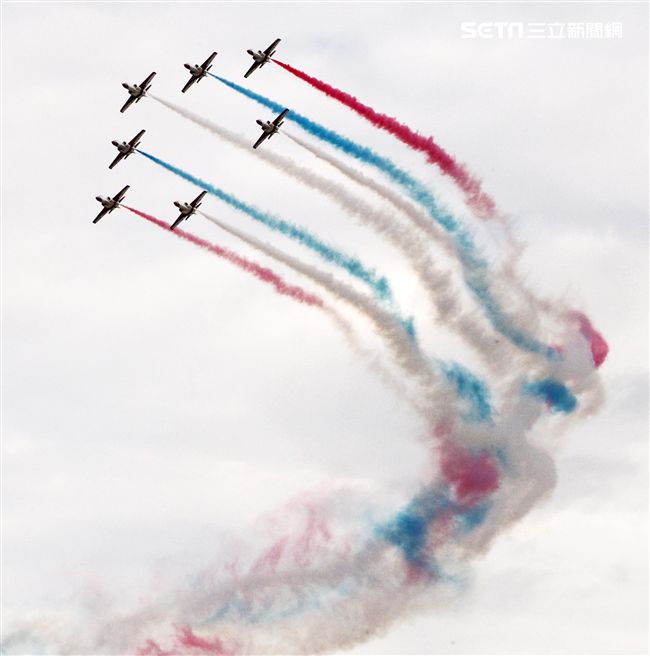 空軍新竹基地25日國防知性之旅營區開放，（21）舉行預校有雷虎小組特技操演、IDF經國號戰機、幻象2000戰機單機特技操演等等精彩內容。（記者邱榮吉/攝影）