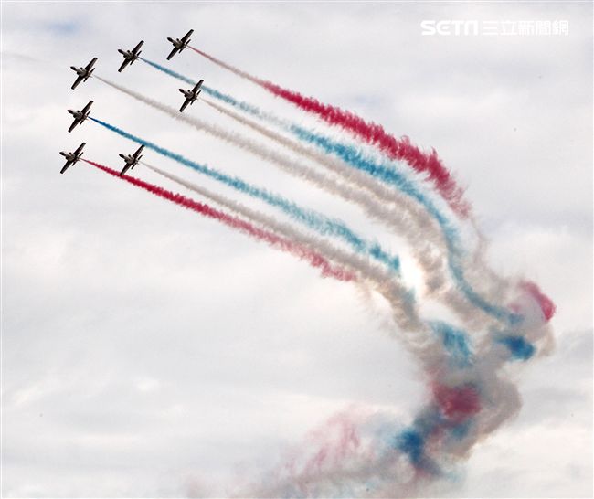 空軍新竹基地25日國防知性之旅營區開放，（21）舉行預校有雷虎小組特技操演、IDF經國號戰機、幻象2000戰機單機特技操演等等精彩內容。（記者邱榮吉/攝影）