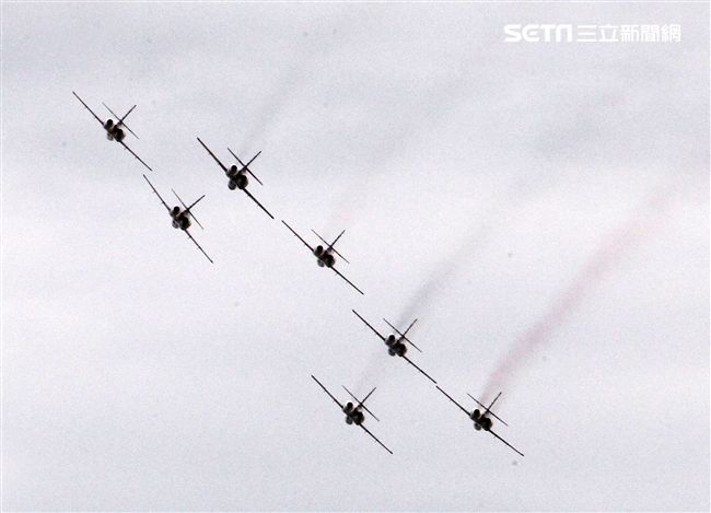 空軍新竹基地25日國防知性之旅營區開放，（21）舉行預校有雷虎小組特技操演、IDF經國號戰機、幻象2000戰機單機特技操演等等精彩內容。（記者邱榮吉/攝影）