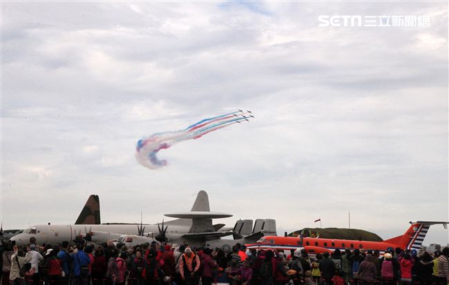 空軍新竹基地25日國防知性之旅營區開放，（21）舉行預校有雷虎小組特技操演、IDF經國號戰機、幻象2000戰機單機特技操演等等精彩內容。（記者邱榮吉/攝影）