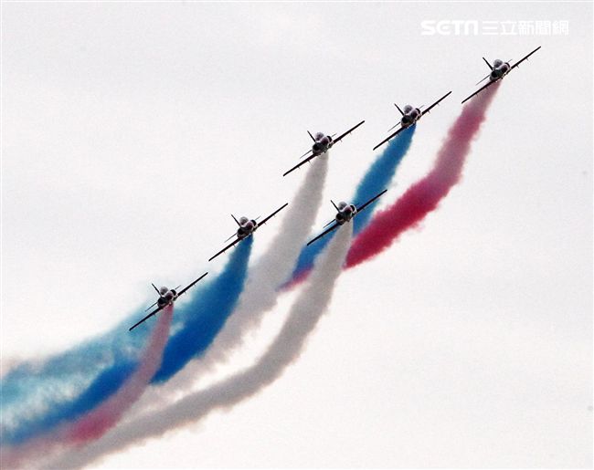 空軍新竹基地25日國防知性之旅營區開放，（21）舉行預校有雷虎小組特技操演、IDF經國號戰機、幻象2000戰機單機特技操演等等精彩內容。（記者邱榮吉/攝影）