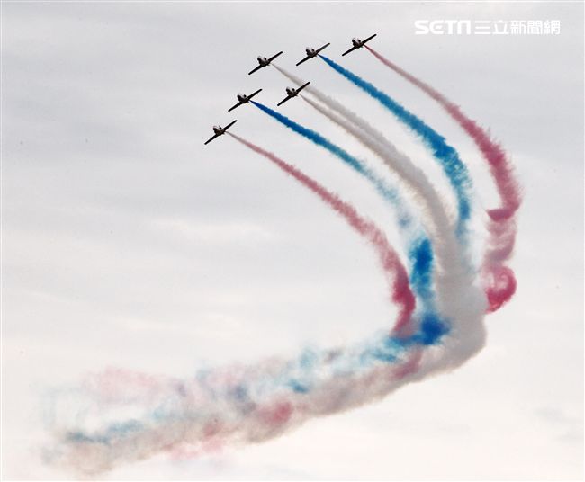 空軍新竹基地25日國防知性之旅營區開放，（21）舉行預校有雷虎小組特技操演、IDF經國號戰機、幻象2000戰機單機特技操演等等精彩內容。（記者邱榮吉/攝影）