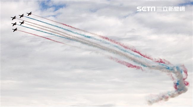 空軍新竹基地25日國防知性之旅營區開放，（21）舉行預校有雷虎小組特技操演、IDF經國號戰機、幻象2000戰機單機特技操演等等精彩內容。（記者邱榮吉/攝影）