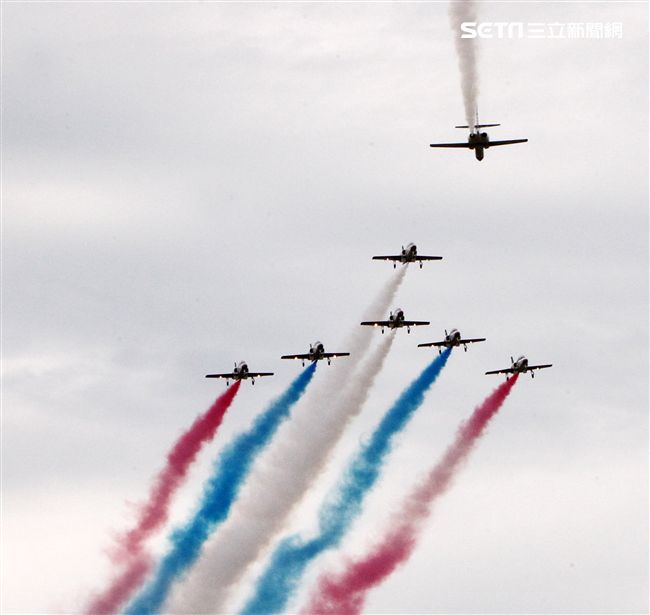 空軍新竹基地25日國防知性之旅營區開放，（21）舉行預校有雷虎小組特技操演、IDF經國號戰機、幻象2000戰機單機特技操演等等精彩內容。（記者邱榮吉/攝影）