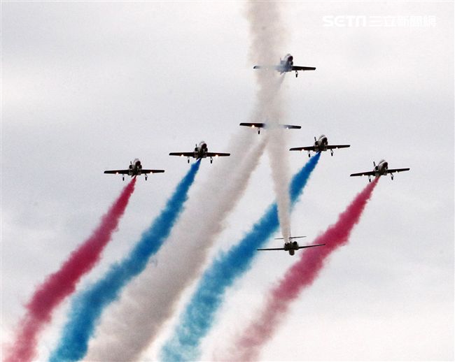 空軍新竹基地25日國防知性之旅營區開放，（21）舉行預校有雷虎小組特技操演、IDF經國號戰機、幻象2000戰機單機特技操演等等精彩內容。（記者邱榮吉/攝影）