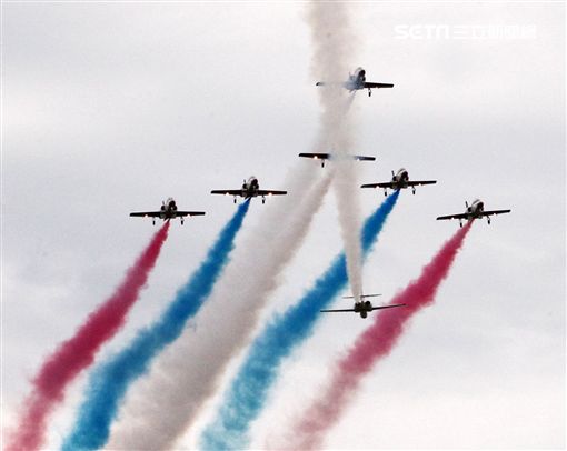 空軍新竹基地25日國防知性之旅營區開放，（21）舉行預校有雷虎小組特技操演、IDF經國號戰機、幻象2000戰機單機特技操演等等精彩內容。（記者邱榮吉/攝影）