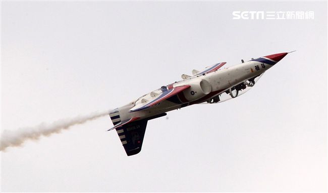 空軍新竹基地25日國防知性之旅營區開放，（21）舉行預校有雷虎小組特技操演、IDF經國號戰機、幻象2000戰機單機特技操演等等精彩內容。（記者邱榮吉/攝影）