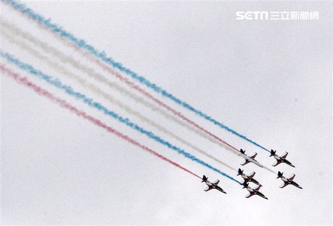 空軍新竹基地25日國防知性之旅營區開放，（21）舉行預校有雷虎小組特技操演、IDF經國號戰機、幻象2000戰機單機特技操演等等精彩內容。（記者邱榮吉/攝影）