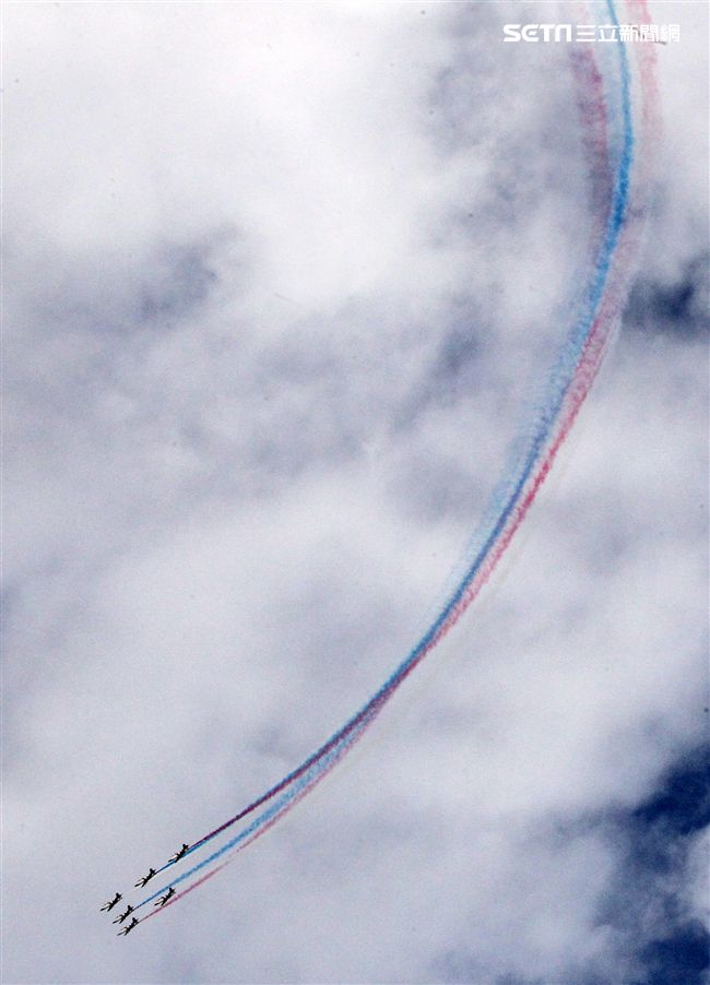 空軍新竹基地25日國防知性之旅營區開放，（21）舉行預校有雷虎小組特技操演、IDF經國號戰機、幻象2000戰機單機特技操演等等精彩內容。（記者邱榮吉/攝影）
