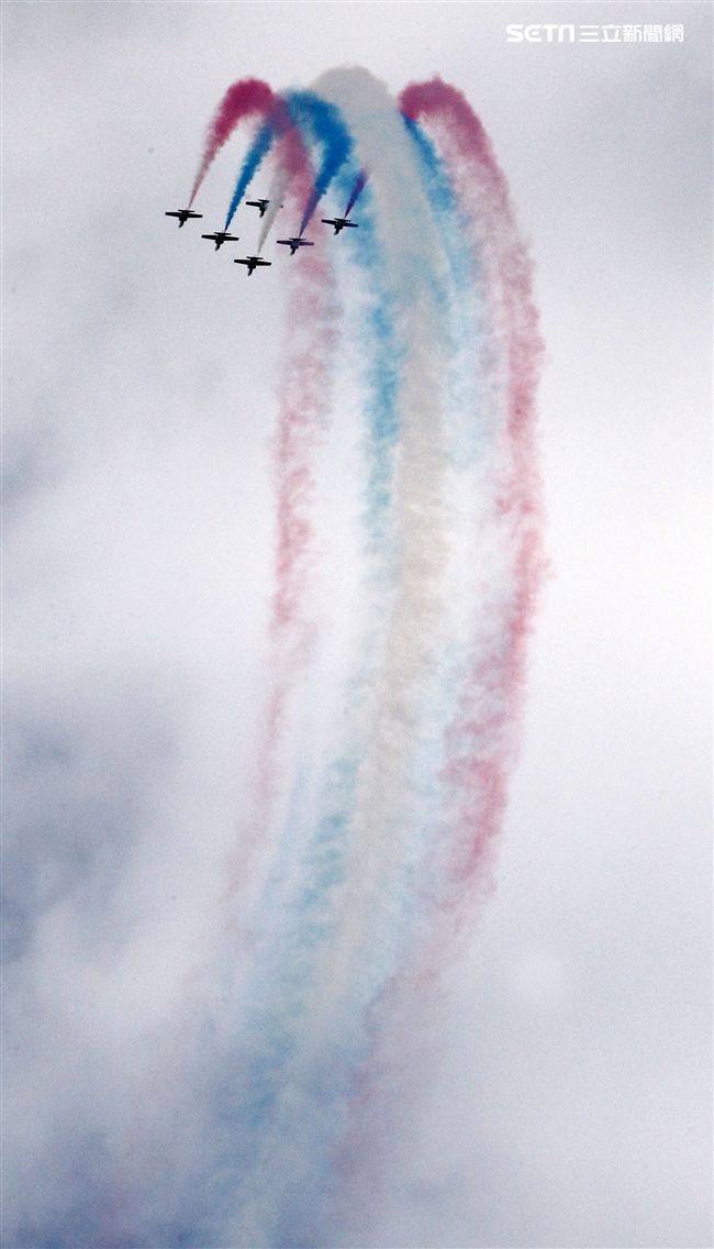 空軍新竹基地25日國防知性之旅營區開放，（21）舉行預校有雷虎小組特技操演、IDF經國號戰機、幻象2000戰機單機特技操演等等精彩內容。（記者邱榮吉/攝影）
