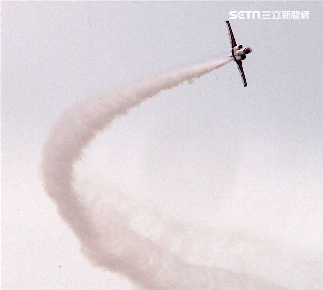 空軍新竹基地25日國防知性之旅營區開放，（21）舉行預校有雷虎小組特技操演、IDF經國號戰機、幻象2000戰機單機特技操演等等精彩內容。（記者邱榮吉/攝影）