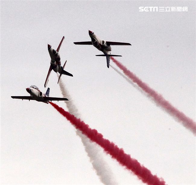 空軍新竹基地25日國防知性之旅營區開放，（21）舉行預校有雷虎小組特技操演、IDF經國號戰機、幻象2000戰機單機特技操演等等精彩內容。（記者邱榮吉/攝影）