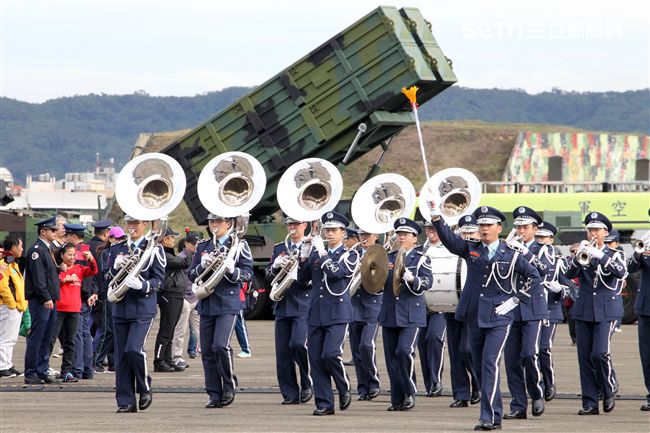 空軍新竹基地25日國防知性之旅營區開放，（21）舉行預校有雷虎小組特技操演、IDF經國號戰機、幻象2000戰機單機特技操演等等精彩內容。（記者邱榮吉/攝影）