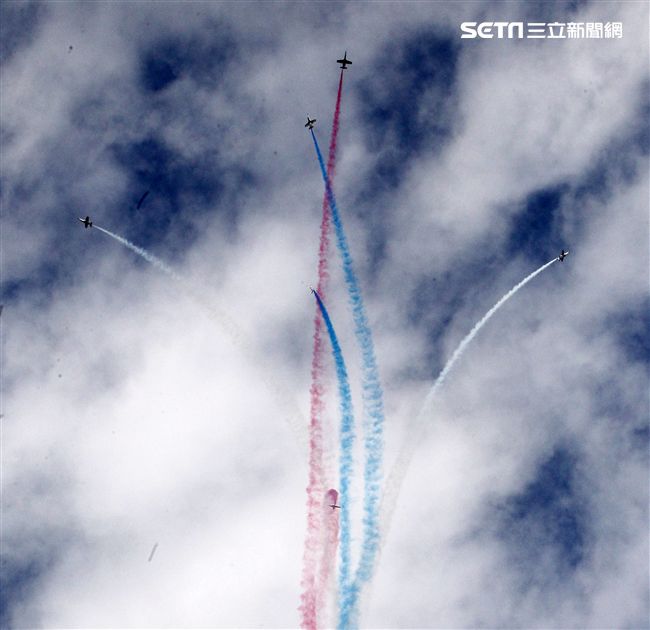 空軍新竹基地25日國防知性之旅營區開放，（21）舉行預校有雷虎小組特技操演、IDF經國號戰機、幻象2000戰機單機特技操演等等精彩內容。（記者邱榮吉/攝影）