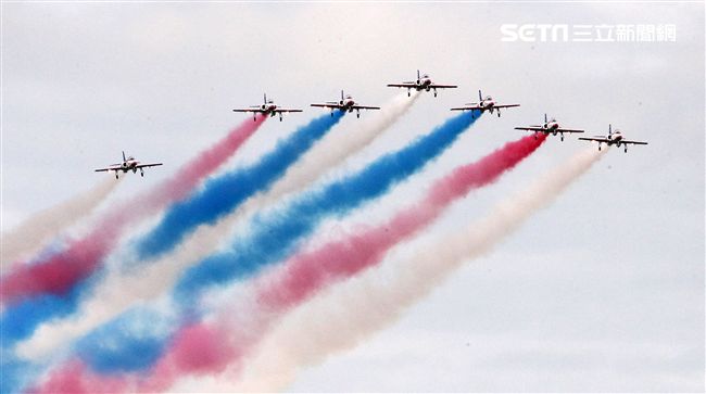 空軍新竹基地25日國防知性之旅營區開放，（21）舉行預校有雷虎小組特技操演、IDF經國號戰機、幻象2000戰機單機特技操演等等精彩內容。（記者邱榮吉/攝影）