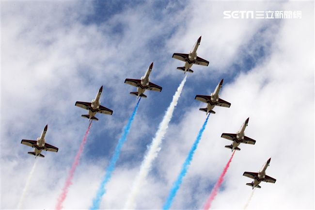 空軍新竹基地25日國防知性之旅營區開放，（21）舉行預校有雷虎小組特技操演、IDF經國號戰機、幻象2000戰機單機特技操演等等精彩內容。（記者邱榮吉/攝影）