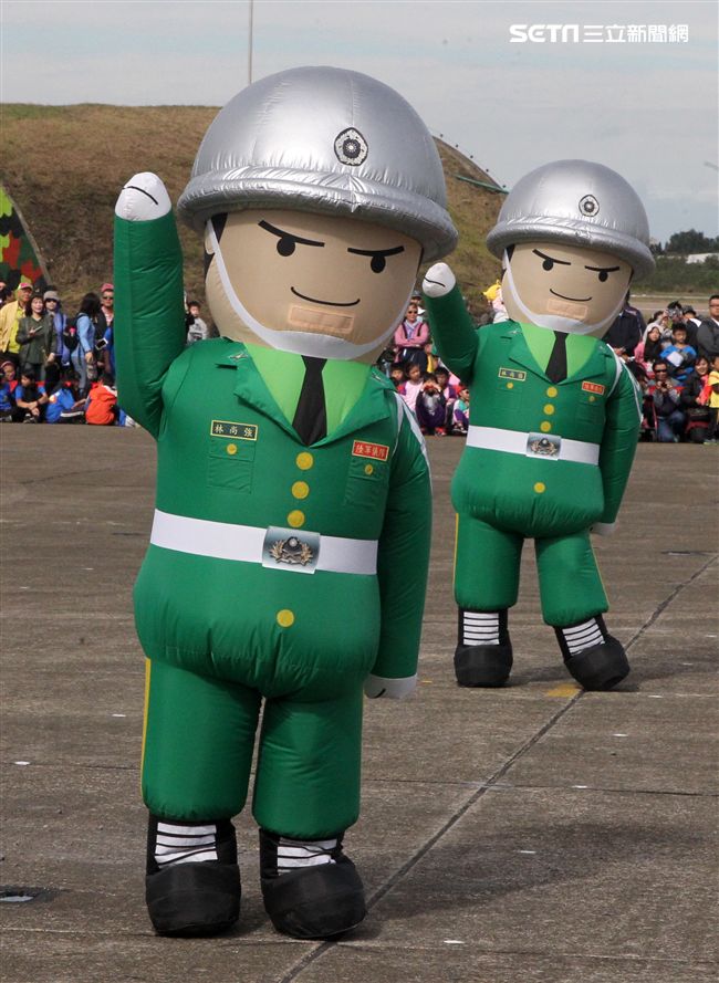 空軍新竹基地25日國防知性之旅營區開放，（21）舉行預校有雷虎小組特技操演、IDF經國號戰機、幻象2000戰機單機特技操演等等精彩內容。（記者邱榮吉/攝影）