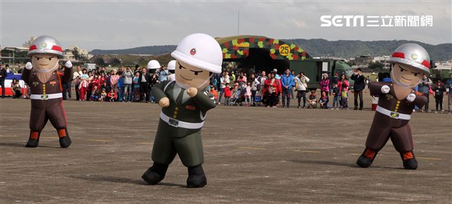 空軍新竹基地25日國防知性之旅營區開放，（21）舉行預校有雷虎小組特技操演、IDF經國號戰機、幻象2000戰機單機特技操演等等精彩內容。（記者邱榮吉/攝影）