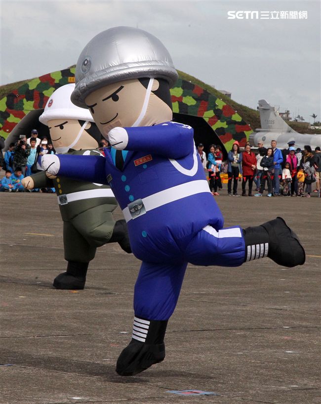 空軍新竹基地25日國防知性之旅營區開放，（21）舉行預校有雷虎小組特技操演、IDF經國號戰機、幻象2000戰機單機特技操演等等精彩內容。（記者邱榮吉/攝影）