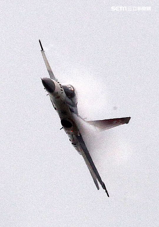 空軍新竹基地25日國防知性之旅營區開放，（21）舉行預校有雷虎小組特技操演、IDF經國號戰機、幻象2000戰機單機特技操演等等精彩內容。（記者邱榮吉/攝影）