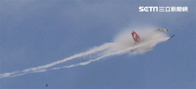 空軍新竹基地25日國防知性之旅營區開放，（21）舉行預校有雷虎小組特技操演、IDF經國號戰機、幻象2000戰機單機特技操演等等精彩內容。（記者邱榮吉/攝影）