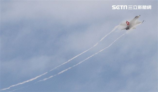 空軍新竹基地25日國防知性之旅營區開放，（21）舉行預校有雷虎小組特技操演、IDF經國號戰機、幻象2000戰機單機特技操演等等精彩內容。（記者邱榮吉/攝影）