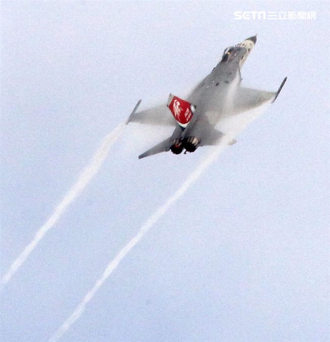 空軍新竹基地25日國防知性之旅營區開放，（21）舉行預校有雷虎小組特技操演、IDF經國號戰機、幻象2000戰機單機特技操演等等精彩內容。（記者邱榮吉/攝影）