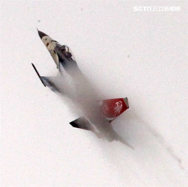 空軍新竹基地25日國防知性之旅營區開放，（21）舉行預校有雷虎小組特技操演、IDF經國號戰機、幻象2000戰機單機特技操演等等精彩內容。（記者邱榮吉/攝影）