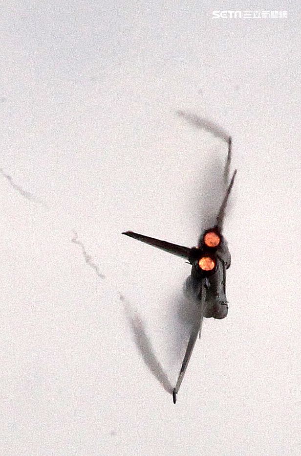 空軍新竹基地25日國防知性之旅營區開放，（21）舉行預校有雷虎小組特技操演、IDF經國號戰機、幻象2000戰機單機特技操演等等精彩內容。（記者邱榮吉/攝影）