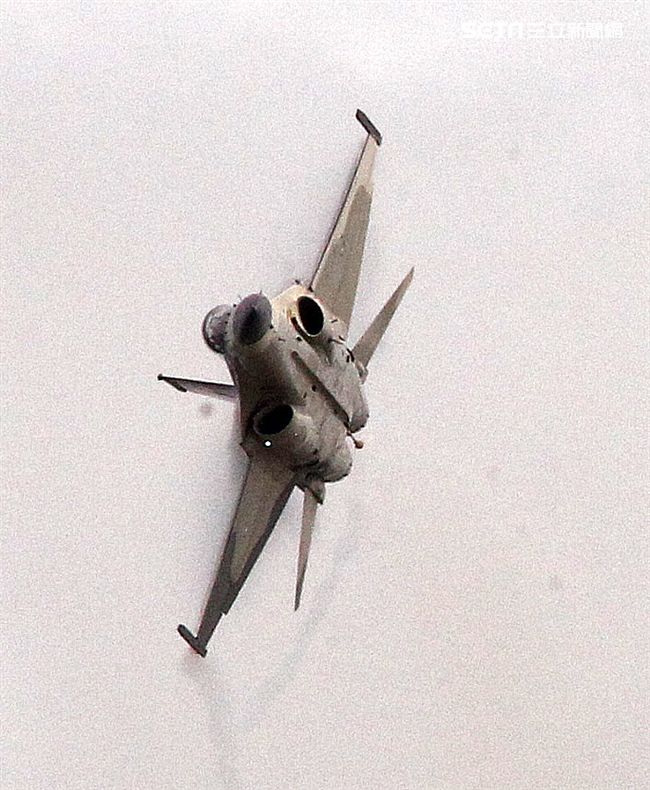 空軍新竹基地25日國防知性之旅營區開放，（21）舉行預校有雷虎小組特技操演、IDF經國號戰機、幻象2000戰機單機特技操演等等精彩內容。（記者邱榮吉/攝影）